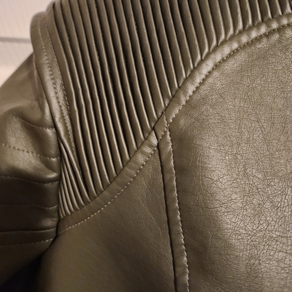 Faux Leather Green Jacket - size 14/16 - Picture 2 of 5